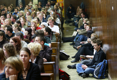 Studenten sitzen am 13. Oktober 2003 waehrend einer Lehrveranstaltung im Audimax der Uni Wien am Boden der Gaenge des ueberfuellten Hoersaales